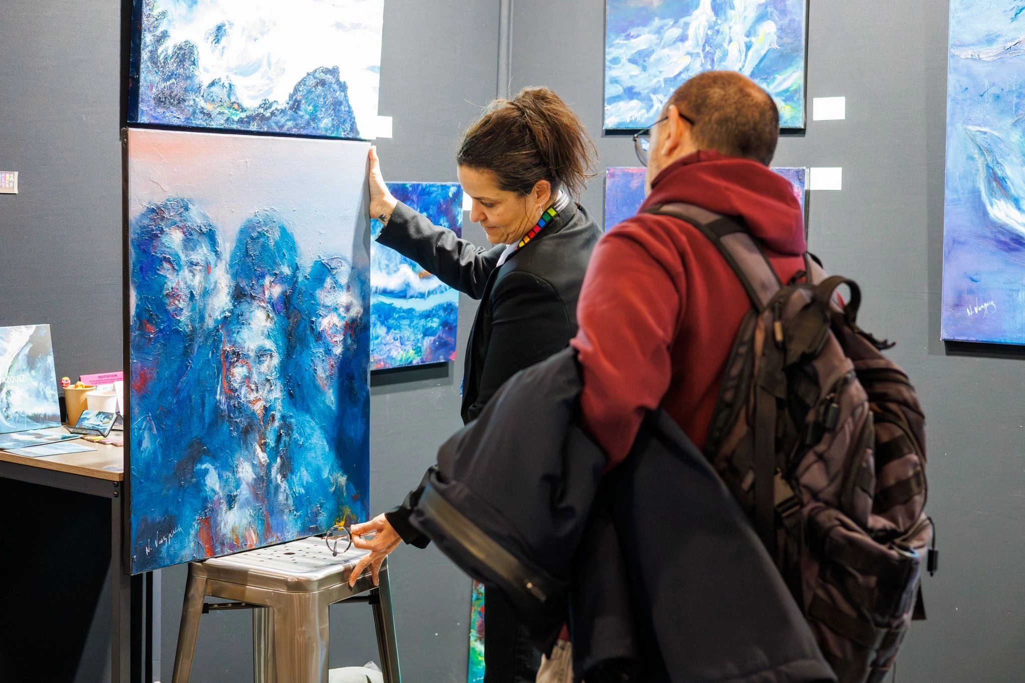L'artiste Nathalie Vazquez prépare sa prochaine rencontre avec le public lors d'une exposition de peinture